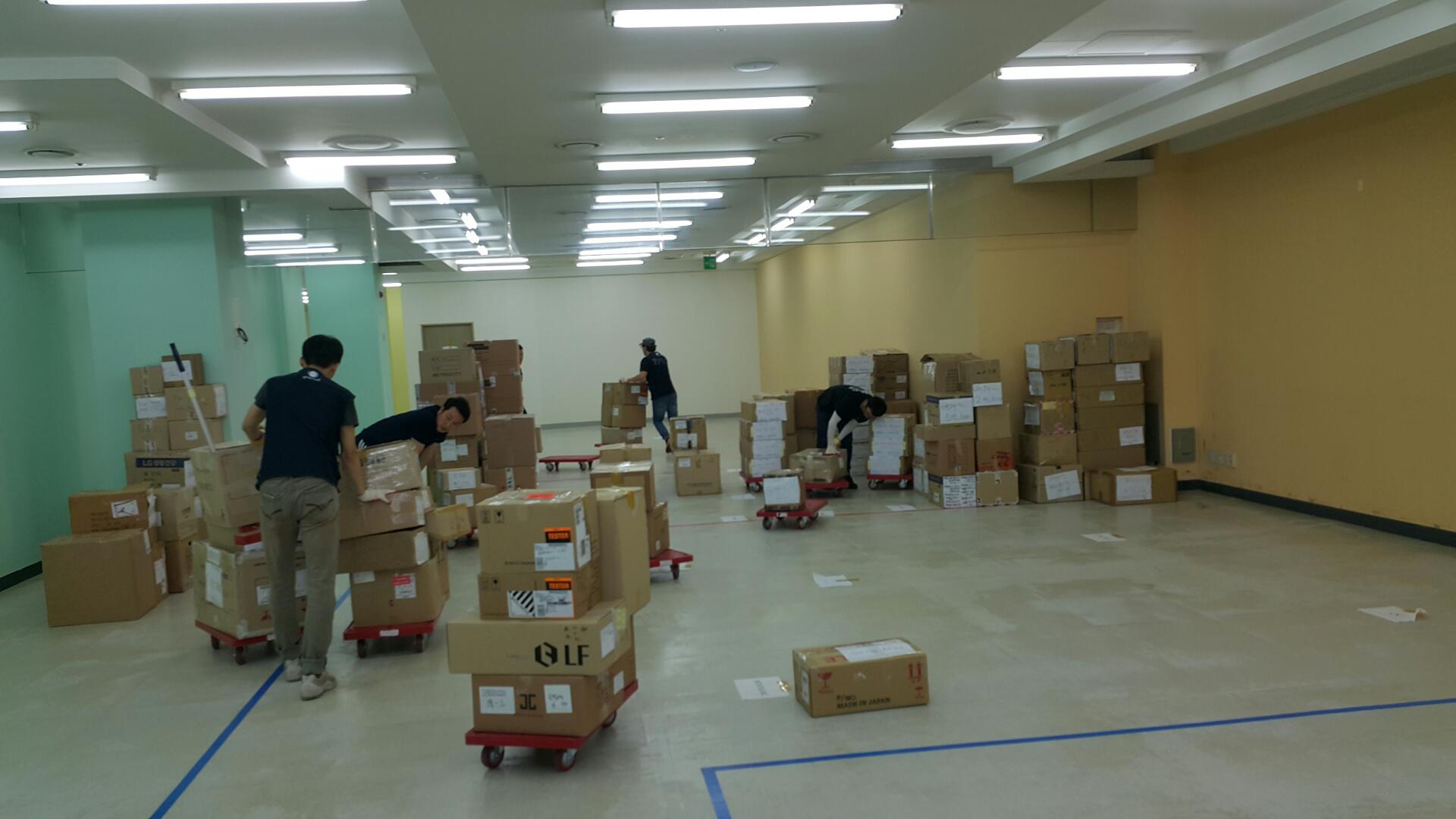 백화점이사 백화점 창고물품을 다른 지점으로 이전했습니다.